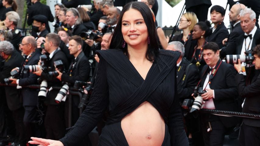 Adriana Lima, schwanger, beim Screening von "Top Gun: Maverick" bei den Filmfestspielen von Cannes 2022