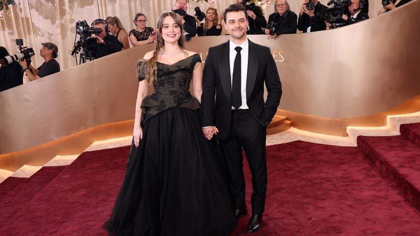 Aimee Lou Wood knutscht Adam Long bei Chloé-Show in Paris