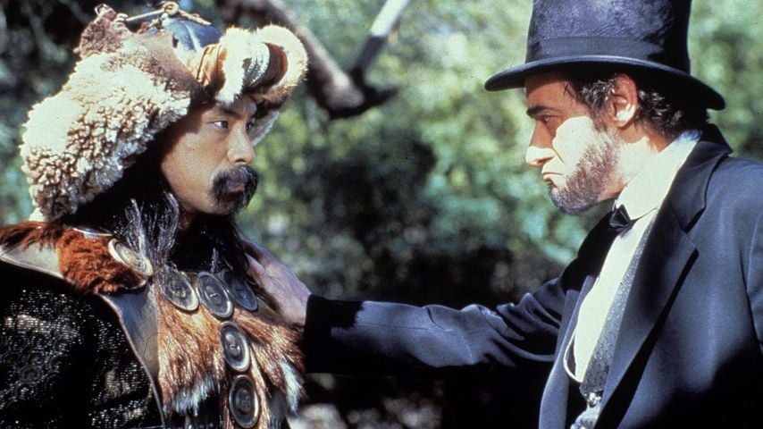 Al Leong als Dschingis Khan und Robert V. Barron als Abraham Lincoln in "Bill und Teds verrückte Reise durch die Zeit"