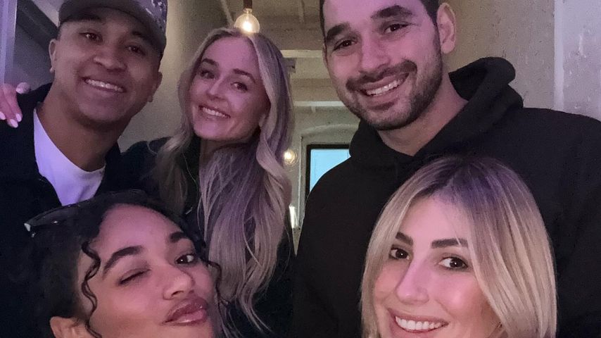 Alan Bersten und Emma Slater mit Freunden im Februar 2025