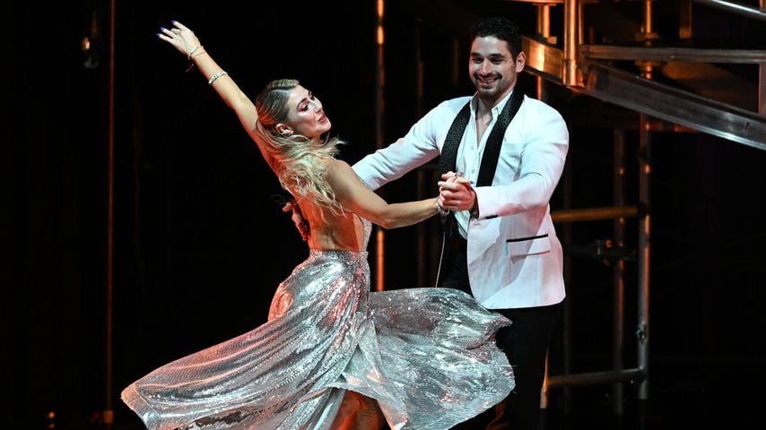 Alan Bersten und Emma Slater bei "Dancing With The Stars Live", 2023