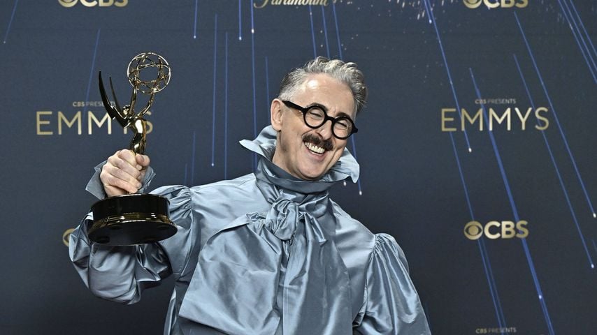 Alan Cumming mit dem Emmy für "The Traitors"