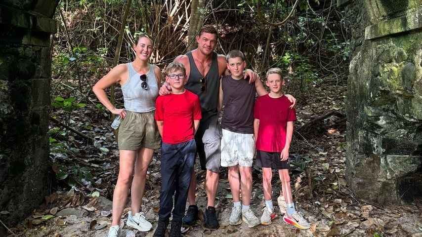 Alan Ritchson, Catherine Ritchson und ihre drei Söhne im Juni 2025