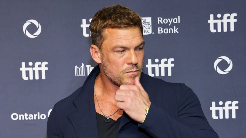 Schauspieler Alan Ritchson hat Tattoos für seine drei Söhne