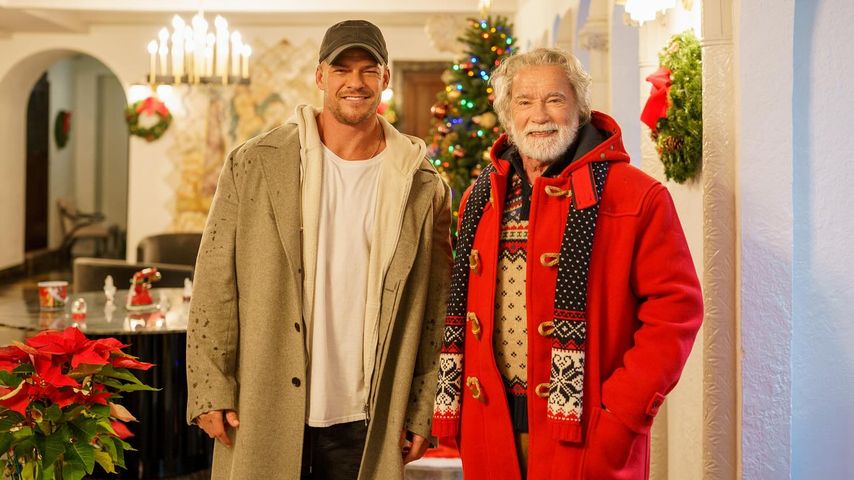 Alan Ritchson und Arnold Schwarzenegger am Set von "The Man With The Bag" im Dezember 2024