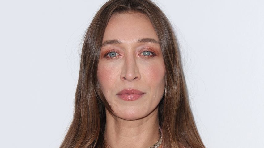 Alana Hadid posiert bei einer Award Verleihung