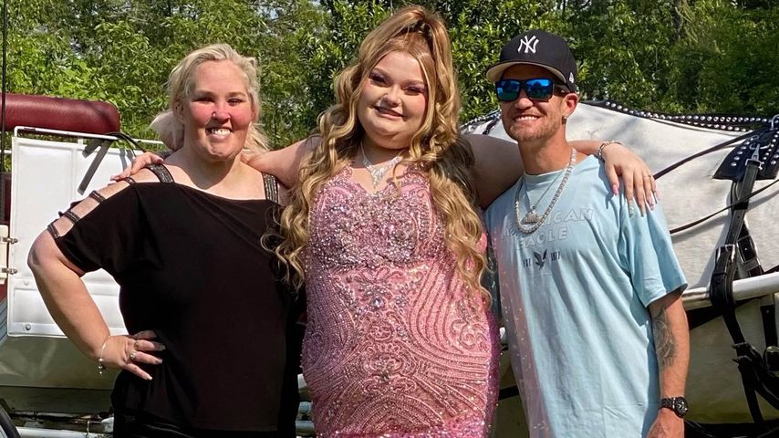 Alana Thompson aka Honey Boo Boo (m) mit ihrer Mutter June Shannon (l) und deren Mann Justin Stroud