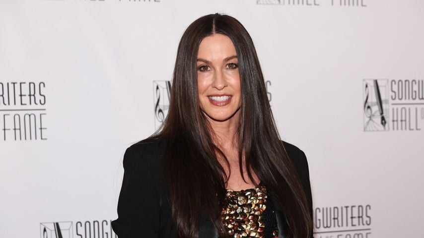 Alanis Morissette zeigt seltenen Auftritt mit ihrem Ehemann