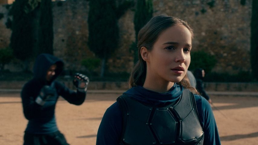 Alba Baptista in einer Szene der Netflix-Serie "Warrior Nun", 2020