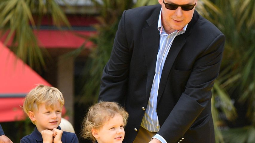 Süß: Fürst Albert II. von Monaco mit seinen Kids im Museum