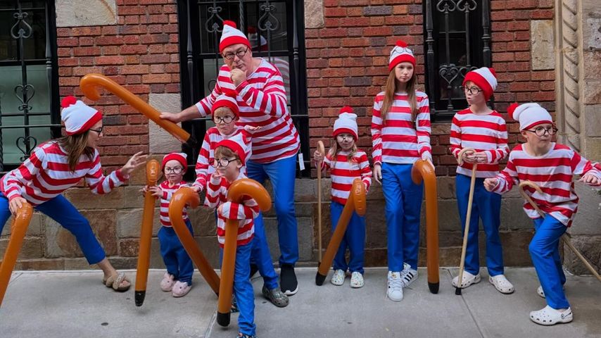 Alec Baldwin, Hilaria und ihre Kids posieren als "Wo ist Walter?"