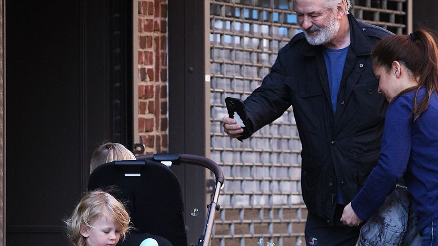Alec Baldwin mit seinen Kindern in New York