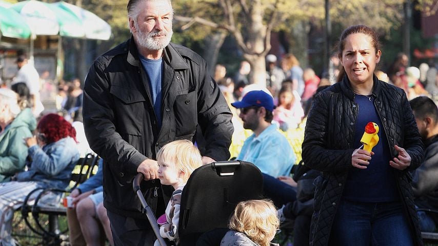 Alec Baldwin mit seinen Kindern in New York im April 2023