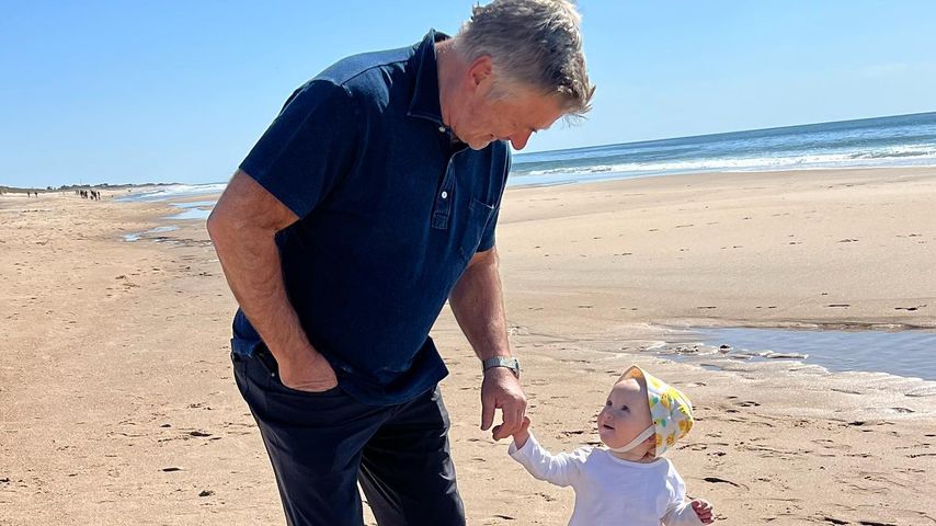 Alec Baldwin mit seiner Tochter Carmen am Strand