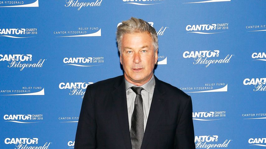 Nach der Hüft-Operation: Alec Baldwin geht noch auf Krücken