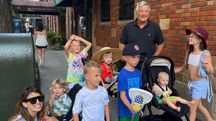Alec Baldwin mit seinen Kindern und seiner Frau in New York