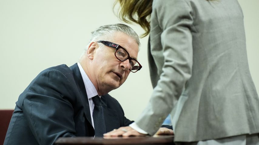 Alec Baldwin eilt während "Rust"-Anhörung aus Gerichtssaal!