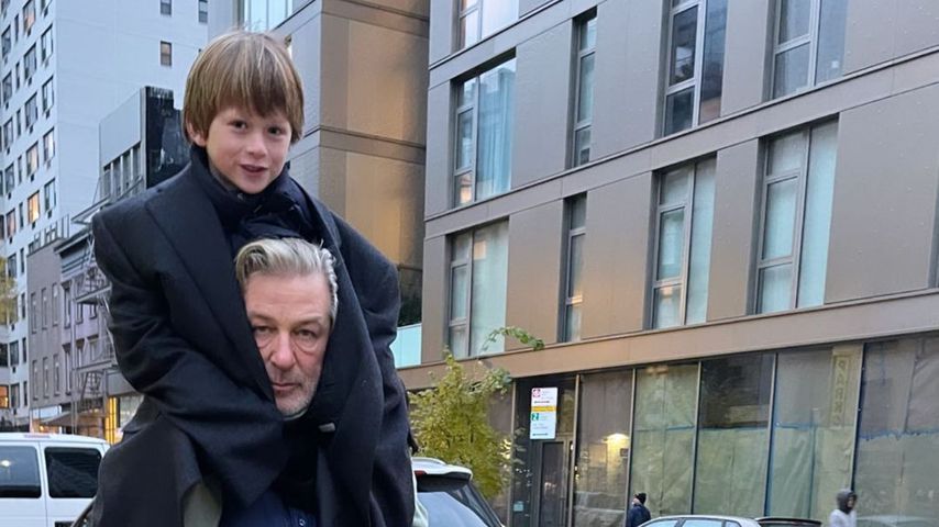 Alec Baldwin mit vier seiner Kinder