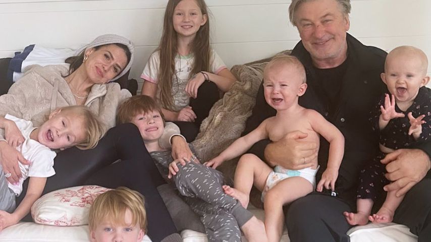 Alec und Hilaria Baldwin mit all ihren Kindern