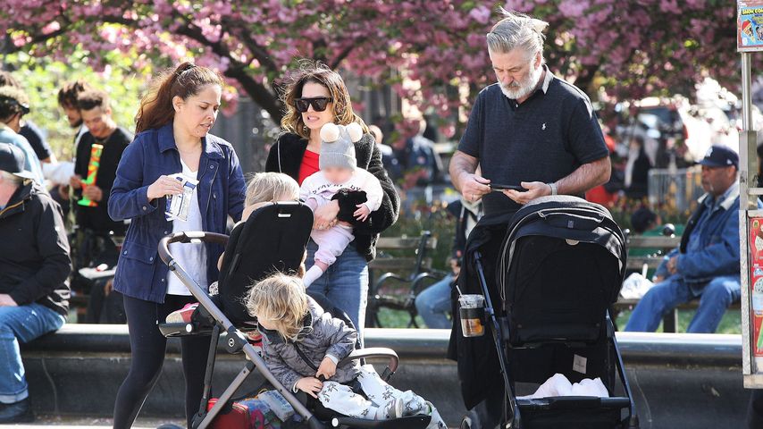 Alec und Hilaria Baldwin mit drei ihrer Kinder
