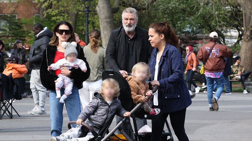 Alec und Hilaria Baldwin mit Kindern in New York unterwegs