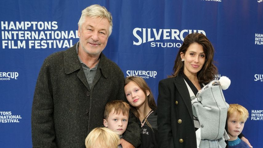 Alec und Hilaria Baldwin mit ihren Kindern in New York 2022