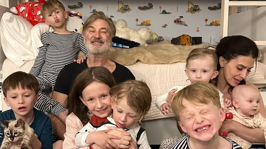 Alec und Hilaria Baldwin mit ihren Kindern im April 2023
