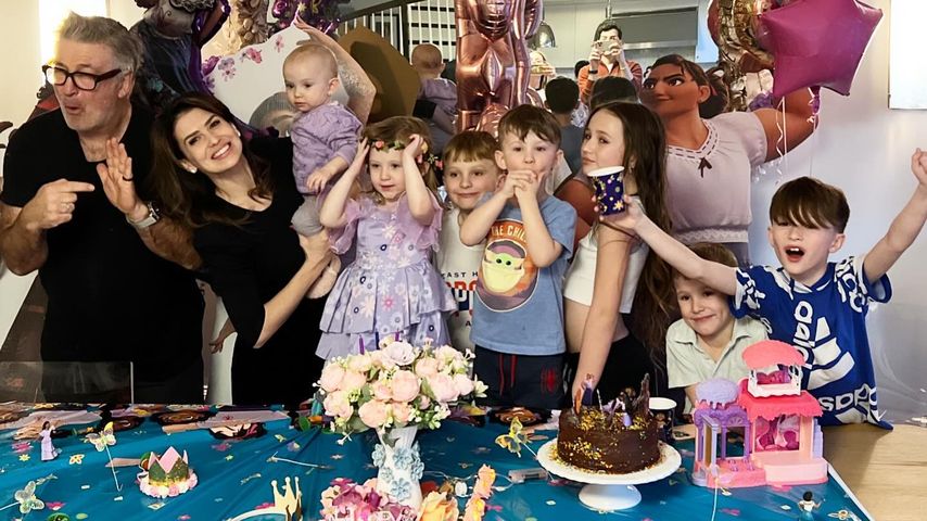 Alec und Hilaria Baldwin mit ihren sieben Kindern im Februar 2024