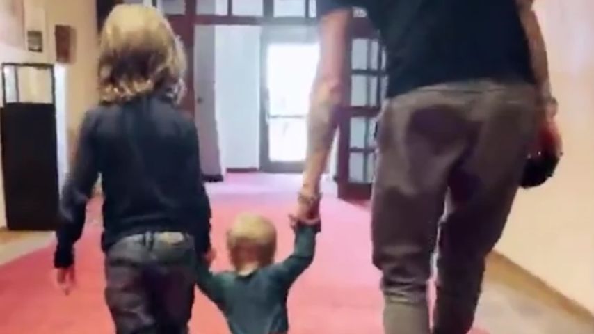 Alec Völkel mit seinen Kindern Charlie Joe und Rosenrot