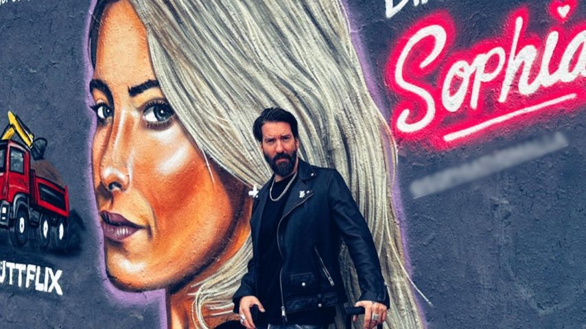 Alec Voelkel vor Sophia Thomallas Porträt