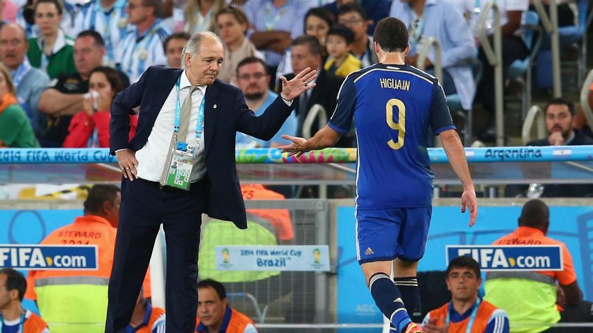 Alejandro Sabella und Gonzalo Higuain auf dem Spielfeld