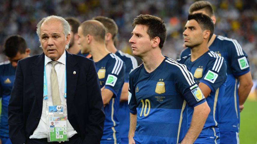 Alejandro Sabella und Lionel Messi nach ihrer Niederlage im Weltmeisterschaftsfinale, 2014