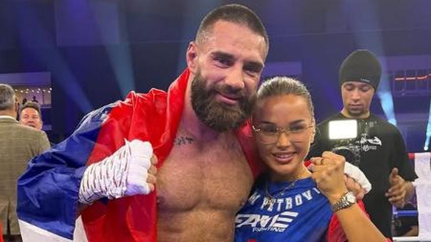 In seinem Shirt: Emmy Russ feuert Aleks bei Fame Fighting an