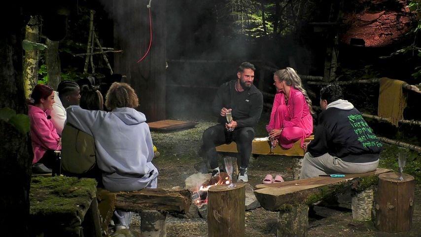 Die "#CoupleChallenge"-Kandidaten am Lagerfeuer, 2026