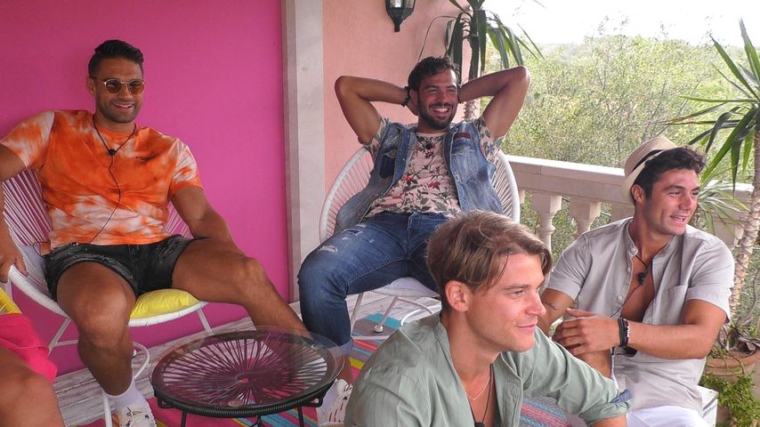 Aleks, Yasin, Sidney und Danilo auf dem Balkon der "Love Island"-Villa
