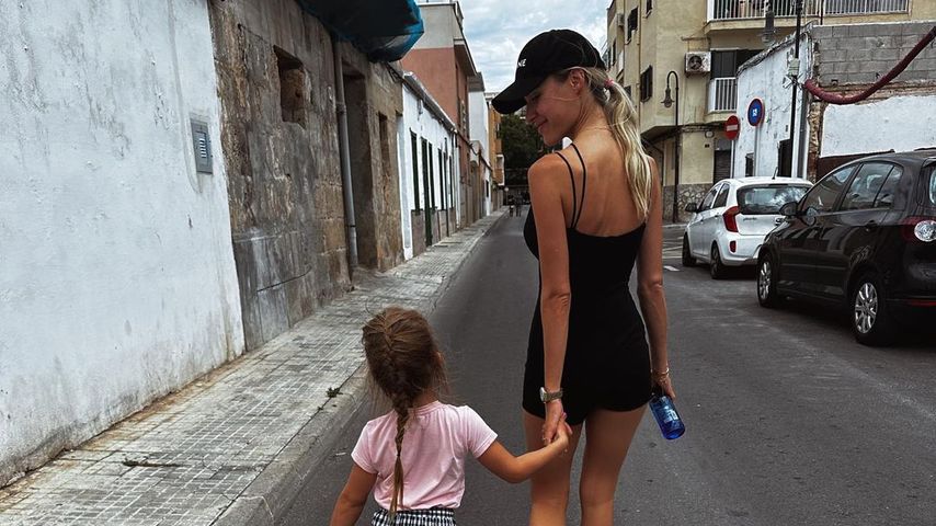 Alena Gerber und ihre Tochter im Juni 2023 auf Mallorca