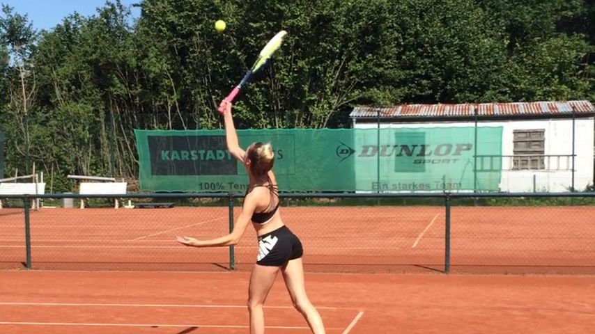 Alena Nolte beim Tennisspielen