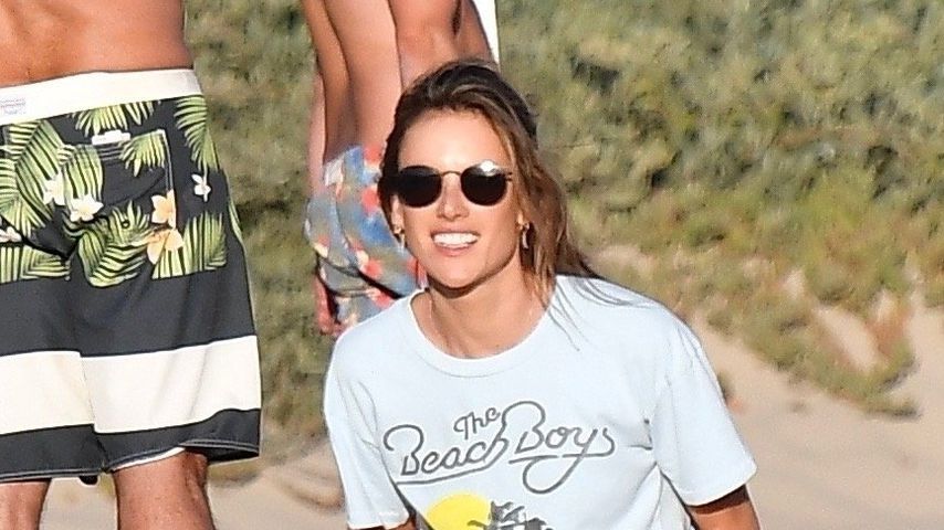 Alessandra Ambrosio am Strand von Santa Monica