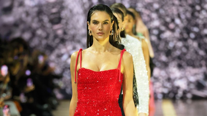 Alessandra Ambrosio begeistert in Rot bei Berliner Modewoche