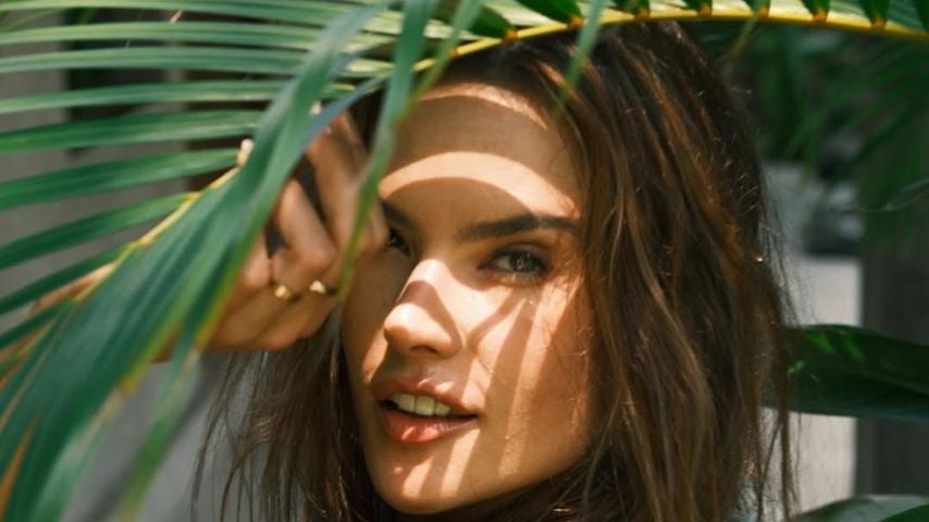 Alessandra Ambrosio deutet eine Verlobung mit Buck Palmer an