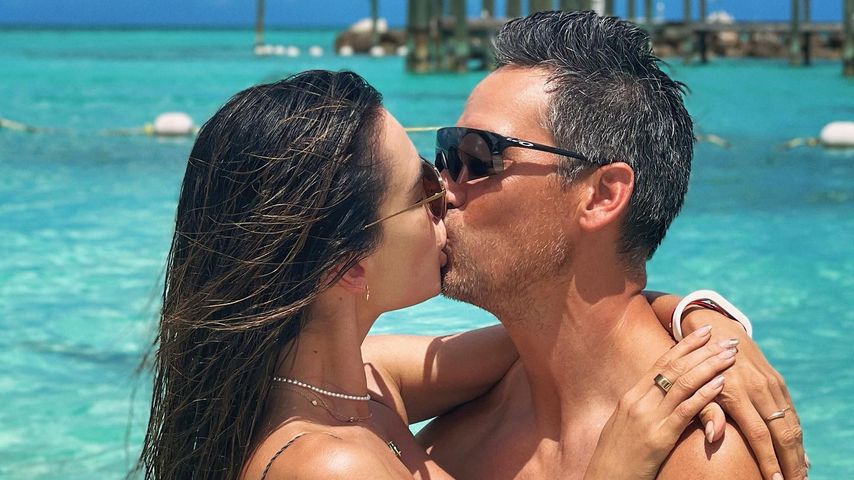 So verliebt! Alessandra Ambrosio und Freund turteln im Meer