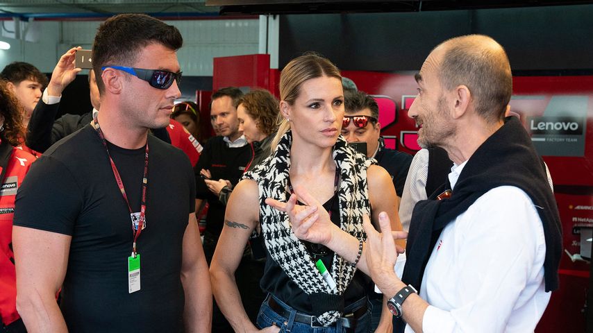 Alessandro Carollo und Michelle Hunziker mit Claudio Domenicali auf der Moto GP