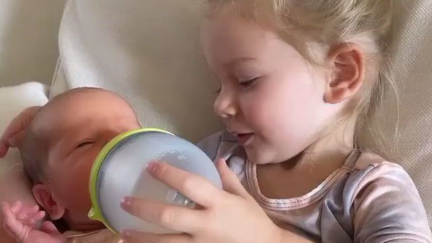 Alessi Ren Luyendyk mit ihrem kleinen Bruder im Juni 2021