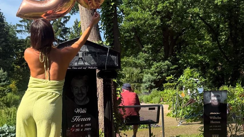 Alessia Herren am Grab ihres Vaters Willi im Juni 2025