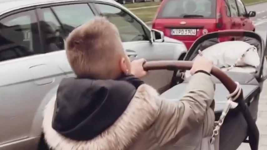 Alessio Lombardi mit seiner Schwester Solea, Dezember 2021