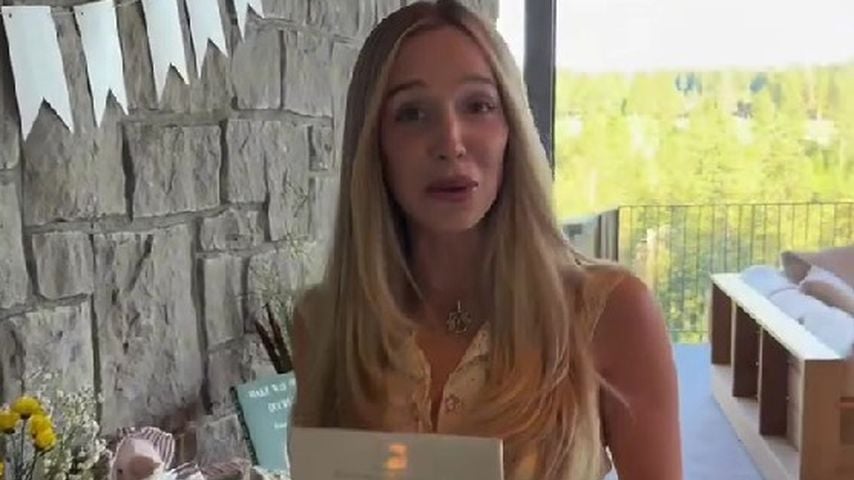 Alex Cooper wird mit Babyparty von Freunden überrascht