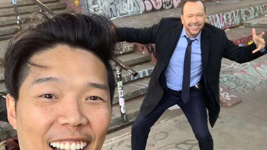 Alex Duong und Donnie Wahlberg am Set von "Blue Bloods", September 2021