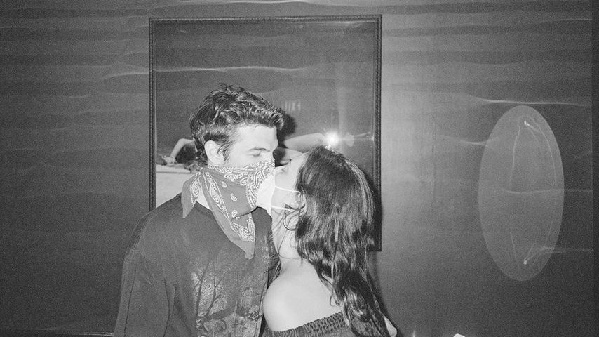 Alex Greenwald und Phoebe Tonkin