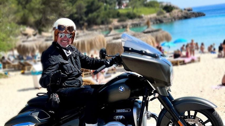 Alex Jolig im Juni 2022 auf seinem Motorrad