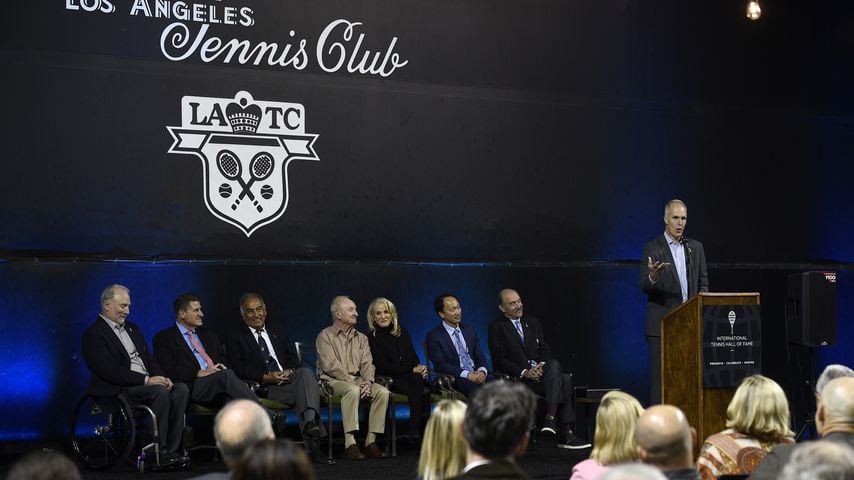 Alex Olmedo bei seiner Aufnahme in die Tennis Hall of Fame